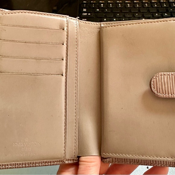 LOUIS VUITTON EPI LEATHER KISS LOCK WALLET - Picture 6 of 11